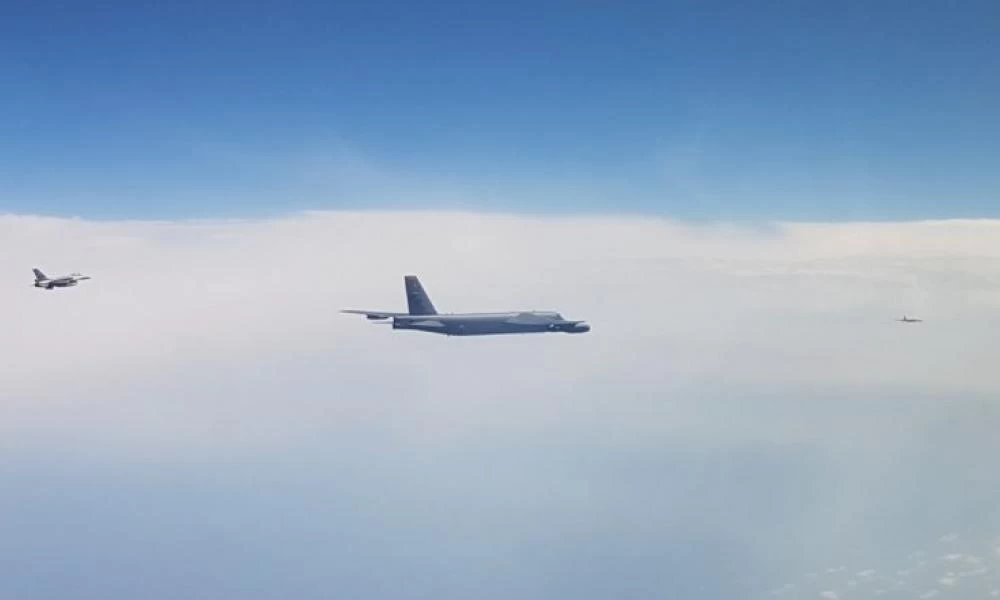 Ελληνικά F-16 συνοδεύουν δύο αμερικανικά βομβαρδιστικά B-52 (εικόνες)